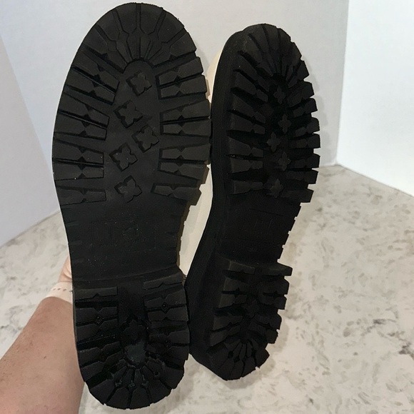 MARC FISHER LTD Pirro Chelsea Lugsole Pull On Leather Ankle Booties Ivory - Picture 11 of 16